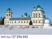 Церковь Иоанна Богослова,  трапезной и звонница Николо-Вяжищского  монастыря солнечным мартовским днем. Новгородская область. Россия (2022 год). Стоковое фото, фотограф Виктор Карасев / Фотобанк Лори