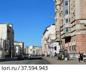 Люди идут по улице Долгоруковская в Москве весной в ясную погоду (2022 год). Редакционное фото, фотограф Овчинникова Ирина / Фотобанк Лори