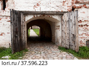 Ancient wooden gate of fort wall in Kirillov-Belozyrsky monastery, Kirillov, Vologda region, Russia (2010 год). Стоковое фото, фотограф Алексей Антипов / Фотобанк Лори
