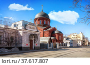 Покровский древлеправославный собор и особняк Бачуриной, Новокузнецкая улица,  Москва (2022 год). Стоковое фото, фотограф Baturina Yuliya / Фотобанк Лори