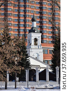 Church of St. Nicholas in Golutvin from side of Crimean embankment, Moscow, Russia (2021 год). Редакционное фото, фотограф Алексей Антипов / Фотобанк Лори