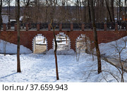 Bridge in Park of Estate of Staro-Nikolskoye 17th century in Pervomayskoye village, Troitsky administrative district of Moscow, Moscow, Russia (2021 год). Стоковое фото, фотограф Алексей Антипов / Фотобанк Лори