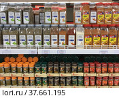 Assorted spices at supermarket (2020 год). Редакционное фото, фотограф Александр Подшивалов / Фотобанк Лори