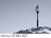 Черно-белый пейзаж Москвы, фонарь снежной весной. Стоковое фото, фотограф Ludmila Zyubina / Фотобанк Лори