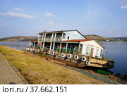 Старый покосившийся причал, дебаркадер. Свияжск (2021 год). Стоковое фото, фотограф ирина реброва / Фотобанк Лори