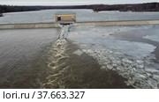 Московская область, Можйское водохранилище, спуск талых вод на гидроузле в устье реки Колочь (2022 год). Редакционное видео, видеограф glokaya_kuzdra / Фотобанк Лори