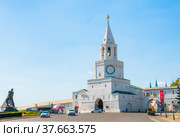 Спасская башня Казанского кремля. Солнечный летний день. Казань. Республика Татарстан. Россия (2021 год). Редакционное фото, фотограф E. O. / Фотобанк Лори
