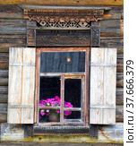 Architectural details - beautiful window framing near old wooden houses. Traditional Russian culture (2019 год). Стоковое фото, фотограф Алексей Кокоулин / Фотобанк Лори