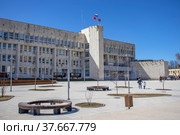 Здание администрации Рузского городского округа в солнечный день (2022 год). Редакционное фото, фотограф Диана Лукьянова / Фотобанк Лори