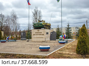 Памятник воинам-десантникам в городе Рузе, Московская область. БМД-25 — боевая машина десанта (2022 год). Редакционное фото, фотограф Диана Лукьянова / Фотобанк Лори