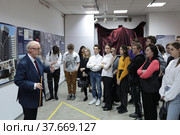 Военный эксперт Юрий Альбертович Кнутов проводит экскурсию по выставке (2022 год). Редакционное фото, фотограф Дмитрий Неумоин / Фотобанк Лори