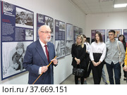 Экскурсию проводит военный эксперт Юрий Альбертович Кнутов (2022 год). Редакционное фото, фотограф Дмитрий Неумоин / Фотобанк Лори
