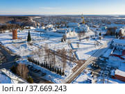 Тобольск зимой. Тобольский кремль - самая большая каменная крепость в Сибири. Вид с воздуха. Tobolsk in winter. Tobolsk Kremlin - the sole stone fortress in Siberia. Aerial view. (2022 год). Редакционное фото, фотограф Евгений Романов / Фотобанк Лори