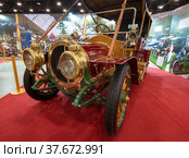Старинный Delaunay-Belleville  из императорского гаража российского императора Николая II на выставке ретро автомобилей "Олдтаймер-Галерея". Экспофорум (2022 год). Редакционное фото, фотограф Виктор Карасев / Фотобанк Лори