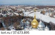 Вологда зимой. Пролёт над Вологодским кремлем. Исторический центр города. Vologda in winter. Flying over the Kremlin. The historical center of the city. (2022 год). Редакционное видео, видеограф Евгений Романов / Фотобанк Лори