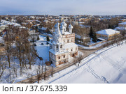 Вологда зимой. Старый город. Церковь во имя святого Иоанна Златоуста (Святых Жен-Мироносиц). Вид с воздуха. Vologda in winter. Old town. Church in the Name of St. John Chrysostom. Aerial view (2022 год). Стоковое фото, фотограф Евгений Романов / Фотобанк Лори
