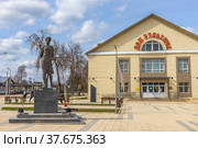 Дом культуры и памятник Зое Космодемьянской в городе Рузе, Московская область (2022 год). Редакционное фото, фотограф Диана Лукьянова / Фотобанк Лори