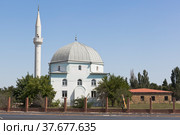 Вид на мечеть "Янъы Джами" с Евпаторийского шоссе в городе Саки, Крым (2021 год). Стоковое фото, фотограф Николай Мухорин / Фотобанк Лори