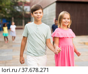 Pair of young people walking hand in hand. Стоковое фото, фотограф Яков Филимонов / Фотобанк Лори