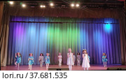 Дети поют на сцене песню на праздничном мероприятии. Children sing a song on stage at a festive event. Редакционное видео, видеограф Мария / Фотобанк Лори