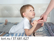 Дети и гаджеты. Ребенок не хочет отдавать планшет родителям. Стоковое фото, фотограф Владимир Ходатаев / Фотобанк Лори