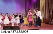 Награждение детей на сцене в доме культуры на праздничном мероприятии. Awarding children on stage at the House of Culture at a festive event. Редакционное видео, видеограф Мария / Фотобанк Лори