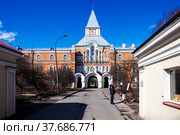 Часовня Покрова Пресвятой Богородицы с братским корпусом с Надвратной церковью святого Саввы Стратилата. Троицкая Сергиева Приморская пустынь. Стрельна. Санкт-Петербург (2022 год). Редакционное фото, фотограф Сергей Афанасьев / Фотобанк Лори