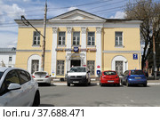 Здание почты России и почта банк на площади Старый торг в Калуге (2022 год). Редакционное фото, фотограф Лариса Вишневская / Фотобанк Лори