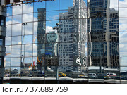 Отражения. Международный бизнес-центр "Москва-Сити". Россия, город Москва (2022 год). Редакционное фото, фотограф Щеголева Ольга / Фотобанк Лори