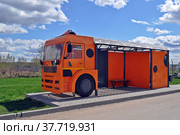 Автобусная остановка в виде автомобиля (2022 год). Редакционное фото, фотограф Лариса Вишневская / Фотобанк Лори
