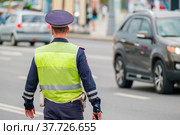 Traffic officer standing near road. Стоковое фото, фотограф Антон Гвоздиков / Фотобанк Лори