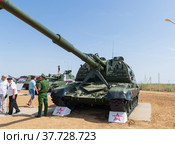 Средняя Ахтуба, Волгоградская область, Россия. Самоходная гаубица 2С19М МСТА-СМ в парке Патриот, выставка военной техники, артиллерия (2021 год). Редакционное фото, фотограф Андрей Цыганков / Фотобанк Лори