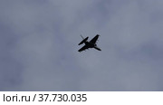 Военный истребитель СУ-25 в небе над Нижний Новгородом. Фрагмент репетиции Парада Победы. Редакционное видео, видеограф Nikolay Pestov / Фотобанк Лори