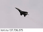 Военный истребитель МиГ-29УБ в небе над Нижним Новгородом во время репетиции парада в честь 77-й годовщины Победы (2022 год). Редакционное фото, фотограф Nikolay Pestov / Фотобанк Лори