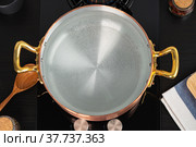Copper pot with boiling water on a gas stove. Стоковое фото, фотограф Сергей Толмачёв / Фотобанк Лори
