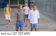 Positive children go outside from school after school ends. Стоковое видео, видеограф Яков Филимонов / Фотобанк Лори