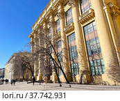 Москва дом Жолтовского на Моховой весной (2022 год). Редакционное фото, фотограф Овчинникова Ирина / Фотобанк Лори