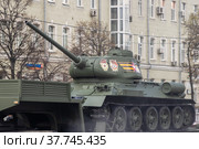 Moscow Russia - may 09 2022: Victory Day parade. Russian military tank T-34 transported by car on the street of the city. Редакционное фото, фотограф Yuriy Savin / Фотобанк Лори