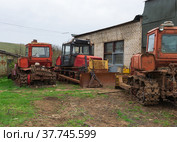 Городищенский район, Волгоградская область, Россия.  Деревенский пейзаж, старые бульдозеры ВТ-130 и ДТ-75,  предназначенные для сельскохозяйственных и противопожарных работ. (2022 год). Редакционное фото, фотограф Андрей Цыганков / Фотобанк Лори