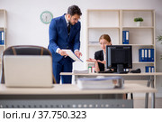 Two colleagues working in the office. Стоковое фото, фотограф Elnur / Фотобанк Лори