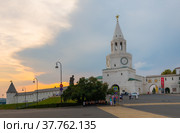 Спасская башня Казанского кремля на закате. Лето. Казань. Республика Татарстан. Россия (2021 год). Редакционное фото, фотограф E. O. / Фотобанк Лори