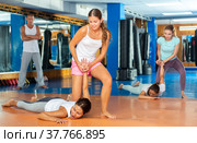 Girl practicing painful pronating wristlock on man in gym. Стоковое фото, фотограф Яков Филимонов / Фотобанк Лори
