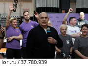 Сергей Михайлович Бубновский разъясняет методику выполнения упражнений (2022 год). Редакционное фото, фотограф Дмитрий Неумоин / Фотобанк Лори