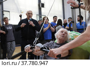 Нормевская Любовь Иосифовна в 88 летнем возрасте выполняет упражнение, Сергей Михайлович Бубновский следит за работой (2022 год). Редакционное фото, фотограф Дмитрий Неумоин / Фотобанк Лори