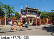 View of the Quang Dong Temple in Hoi An, Vietnam (2020 год). Редакционное фото, фотограф Юлия Белоусова / Фотобанк Лори