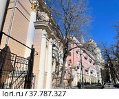 Исторические здания 9, 13 в Ермолаевском переулке. Россия, Москва (2022 год). Редакционное фото, фотограф Овчинникова Ирина / Фотобанк Лори