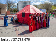 Пожилые женщины-калмычки в национальных костюмах и головных уборах. Элиста. Республика Калмыкия. Россия (2022 год). Редакционное фото, фотограф Сергей Афанасьев / Фотобанк Лори