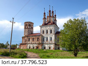 Старинная заброшенная церковь Воскресения Христова (1743-1775гг.) в Варницах  солнечным августовским днем. Окрестности города Тотьма. Вологодская область (2021 год). Стоковое фото, фотограф Виктор Карасев / Фотобанк Лори