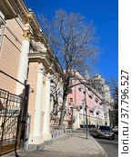 Исторические здания 9, 13 в Ермолаевском переулке. Россия, Москва (2022 год). Редакционное фото, фотограф Овчинникова Ирина / Фотобанк Лори
