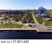 Здания на набережной Онежского озера: администрация города Петрозаводска, ЗАГС, гостиниц Космос и ротонда. Вид с воздуха со стороны озера. Редакционное фото, фотограф Sergei Gorin / Фотобанк Лори